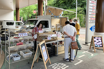 Nibako with くわ次郎